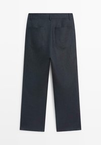 Marineblaue gerade geschnittene Hose mit aufgesetzten Gesäßtaschen, Gürtelschlaufen und mittlerer Bundhöhe, von hinten auf weißem Hintergrund dargestellt.