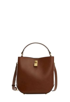 Sac à main en cuir marron avec poignée supérieure, bandoulière amovible et fermeture à verrou dorée sur fond blanc.
