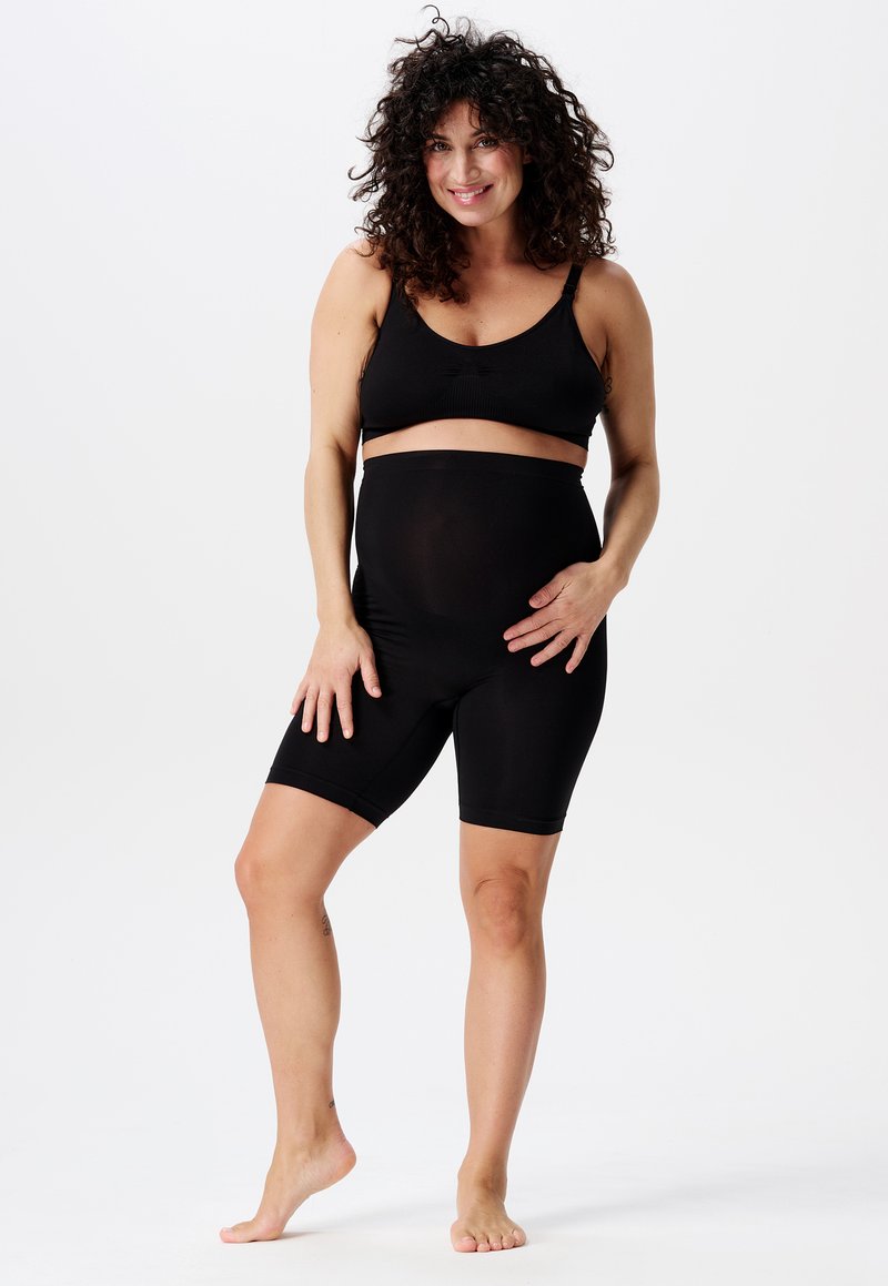 Sort graviditets activewear sæt med en komfortabel bh og højtsiddende cykelshorts i strækbart, glat stof.
