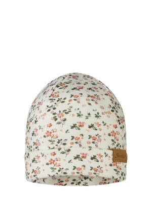 Weißes Baby-Beanie mit kleinen rosa und orangefarbenen Blumenmustern und einem braunen Etikett am Bündchen.