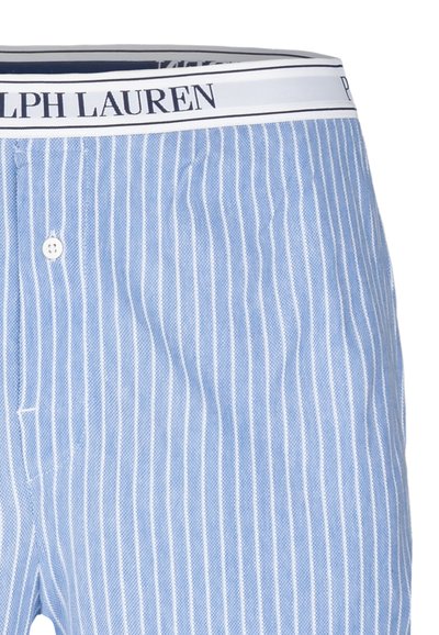 Lichtblauwe katoenen boxershorts met witte verticale strepen, voorzien van een merk-elastische tailleband en een knoopopening.