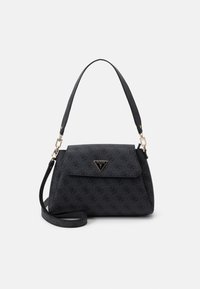 Sac Guess noir avec des bretelles doubles pour épaule et en bandoulière, arborant un motif logo sur toute la surface et une plaque logo en métal triangulaire sur le rabat avant.