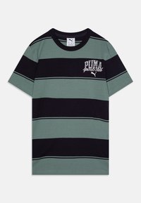 Pruhované tričko v zelenej a čiernej farbe s krátkymi rukávmi a okrúhlym výstrihom. Obsahuje logo 'PUMA sports club' v textúrovanej úprave.