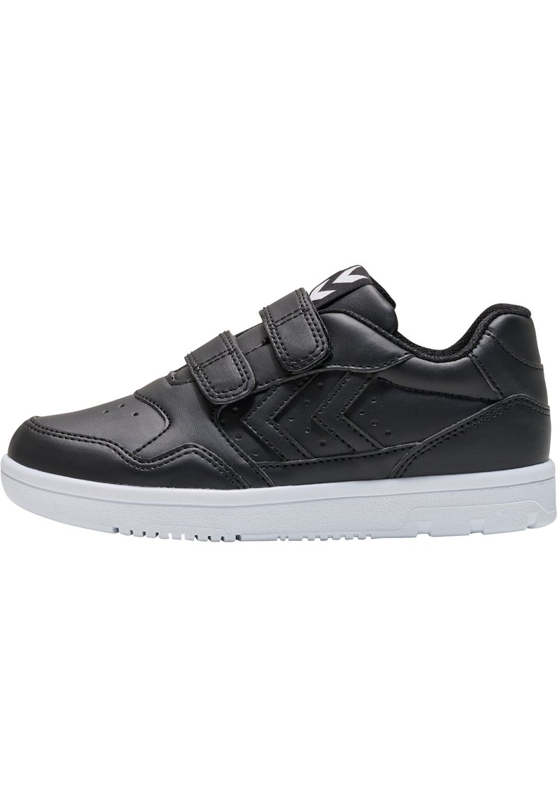Czarne skórzane sneakersy z dwiema rzepami, perforowany czubek, kontrastująca biała podeszwa oraz teksturowane akcenty po bokach.