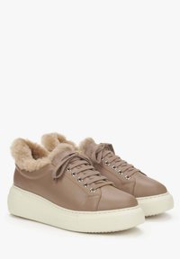 Bruine leren sneakers met een fluffy beige voering. Bevat een verhoogde witte platformzool en metalen oogjes voor de veters.