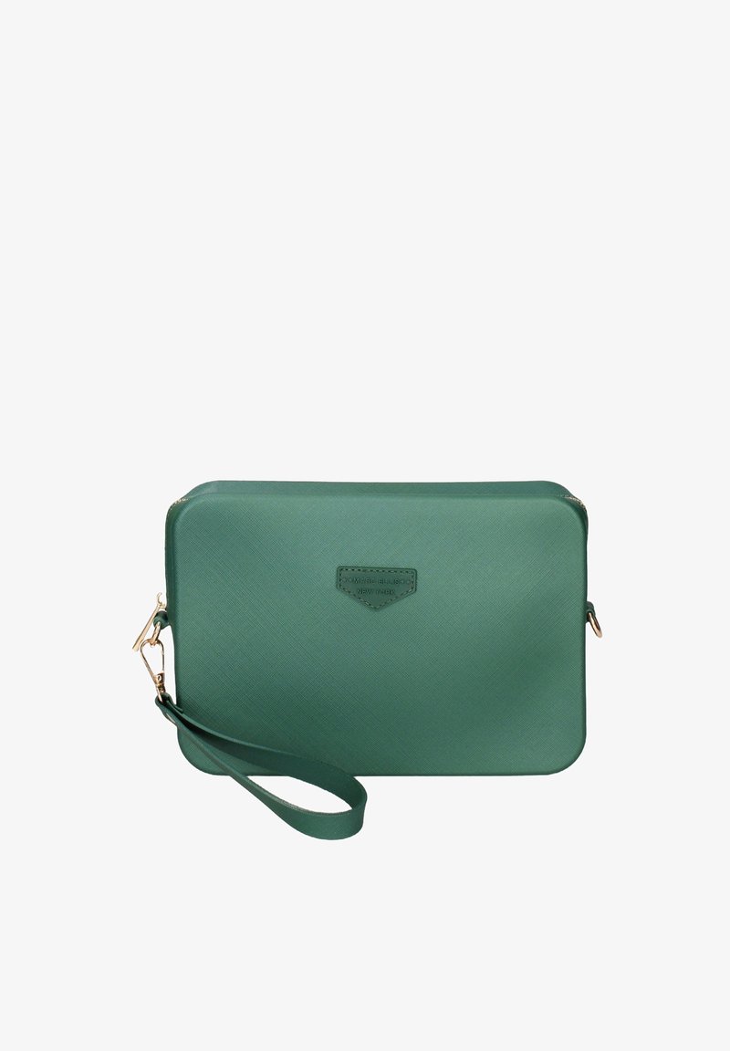 Borsa verde con texture liscia, dotata di una cerniera dorata e di una tracolla removibile. L'etichetta del logo è visibile sul davanti.
