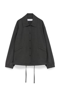 Giacca button-up grigia realizzata in tessuto strutturato, con un grande colletto, due tasche frontali e cordoncino regolabile in vita.