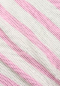 Gebreide stof met afwisselend roze en witte horizontale strepen. De textuur is ribbelig met een zachte afwerking.