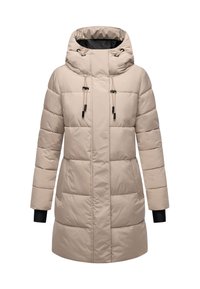 Manteau long d'hiver en beige rembourré avec un col haut, cordons de serrage réglables, poches avant et poignets intérieurs noirs.
