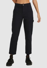 Donkerblauwe cargobroek met een tapered fit, voorzien van voorzakken en een zijvak voor gereedschap, gemaakt van een katoenen stoffenmix.
