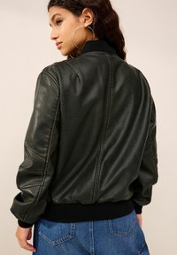 Next REGULAR FIT - Bunda z umělé kůže - black