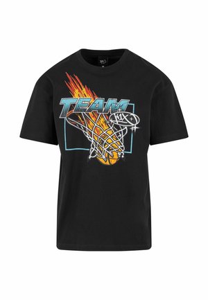Svart bomullströja med grafikdesign som har ordet "TEAM", en basketboll och flamaccentuerade detaljer i livliga färger. Korta ärmar.