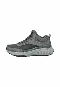Scarpa da ginnastica grigia con tomaia in rete e scamosciato, dotata di intersuola ammortizzata, design con lace-up e dettagli testurizzati. Leggera e resistente.