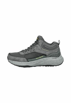 Szara sportowa sneaker z siateczkowym i zamszowym wierzchem, wyposażona w wyściełaną podeszwę środkową, system sznurowania oraz teksturowane akcenty. Lekka i trwała.