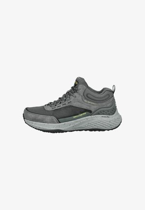 Zapatilla deportiva gris con parte superior de malla y ante, que presenta una media suela acolchada, diseño de cordones y acentos texturizados. Ligera y duradera.
