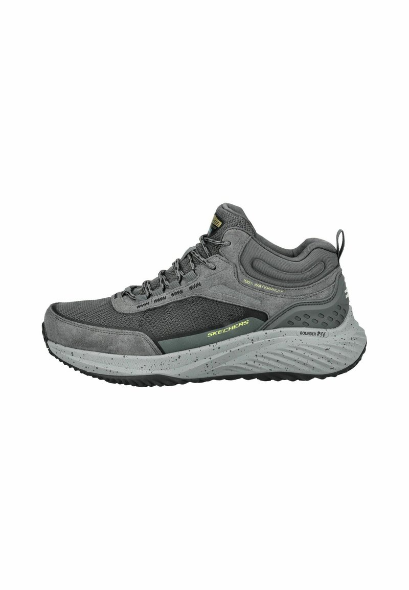 Scarpa da ginnastica grigia con tomaia in rete e scamosciato, dotata di intersuola ammortizzata, design con lace-up e dettagli testurizzati. Leggera e resistente.