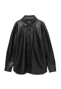 Chemise en cuir synthétique noir avec col à revers, devant boutonné, manches longues et une poche poitrine unique. Texture lisse et brillante.