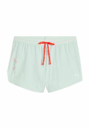 Mintgroene mesh shorts met wit logo, elastische tailleband en verstelbare feloranje trekkoord. Bevat grafische prints aan de linkerkant.