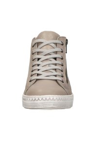 Beige leren high-top sneaker met grijze veters, zijrits en een getextureerde witte rubberen zool met zigzagdetail.