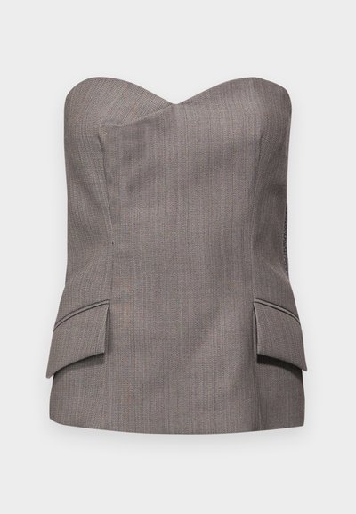Grijze strapless top met een gestructureerd ontwerp, voorzien van subtiele verticale streepjes en twee voorkwamen met gestikte accenten.