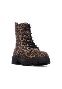 Botas de encaje con estampado de leopardo marrón, suela negra gruesa y parte superior de tela texturizada. Cuenta con ojales de metal y un diseño alto.
