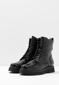 MJUS Stivaletti con plateau - black