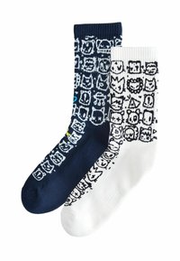 To sæt af mandsokker: et sæt i marineblå med blå og hvide grafiske ansigtstræk, og et sæt i hvid med sorte grafiske ansigtstræk. Begge har ribbede cuffs.