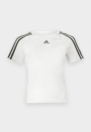 Bielo krátky rukáv športové tričko s čiernym trojpruhovým dizajnom na pleciach, hladká textúra a malé čierne logo adidas na hrudníku.