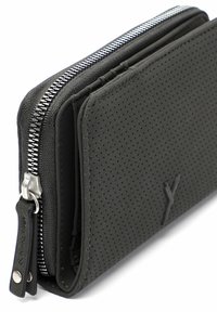 Portafoglio in pelle nera forata con cerniera argentata, caratterizzato da una finitura testurizzata e un design elegante. Include un accento in metallo.