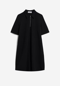 Robe noire à manches courtes avec col pointu et fermeture éclair devant s’étendant jusqu’à mi-poitrine, présentée sur fond blanc.