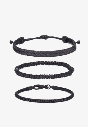 Set de trei brățări negre: o bandă din piele împletită, o bandă elastică cu mărgeluțe și o brățară cu închidere netedă, fiecare având texturi distincte.