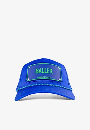 Blaues Cap mit grünen Netzseiten, ausgestattet mit einem rechteckigen Patch, auf dem "BALLER" und "JOHN HATTER & CO" in fetten Buchstaben steht.