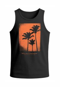 Schwarzes Tanktop mit einem lebhaften orangen Grafikdesign, das silhouettierte Palmen und den weißen Text "Bring mich ins Paradies" darunter zeigt.