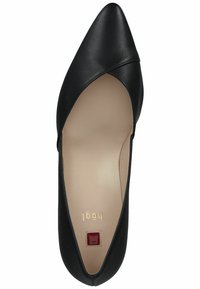 Svart läderpumps med spetsig tå och en elegant design, med en mjuk textur och en röd detalj på innersulan. Guldigt varumärke inuti.