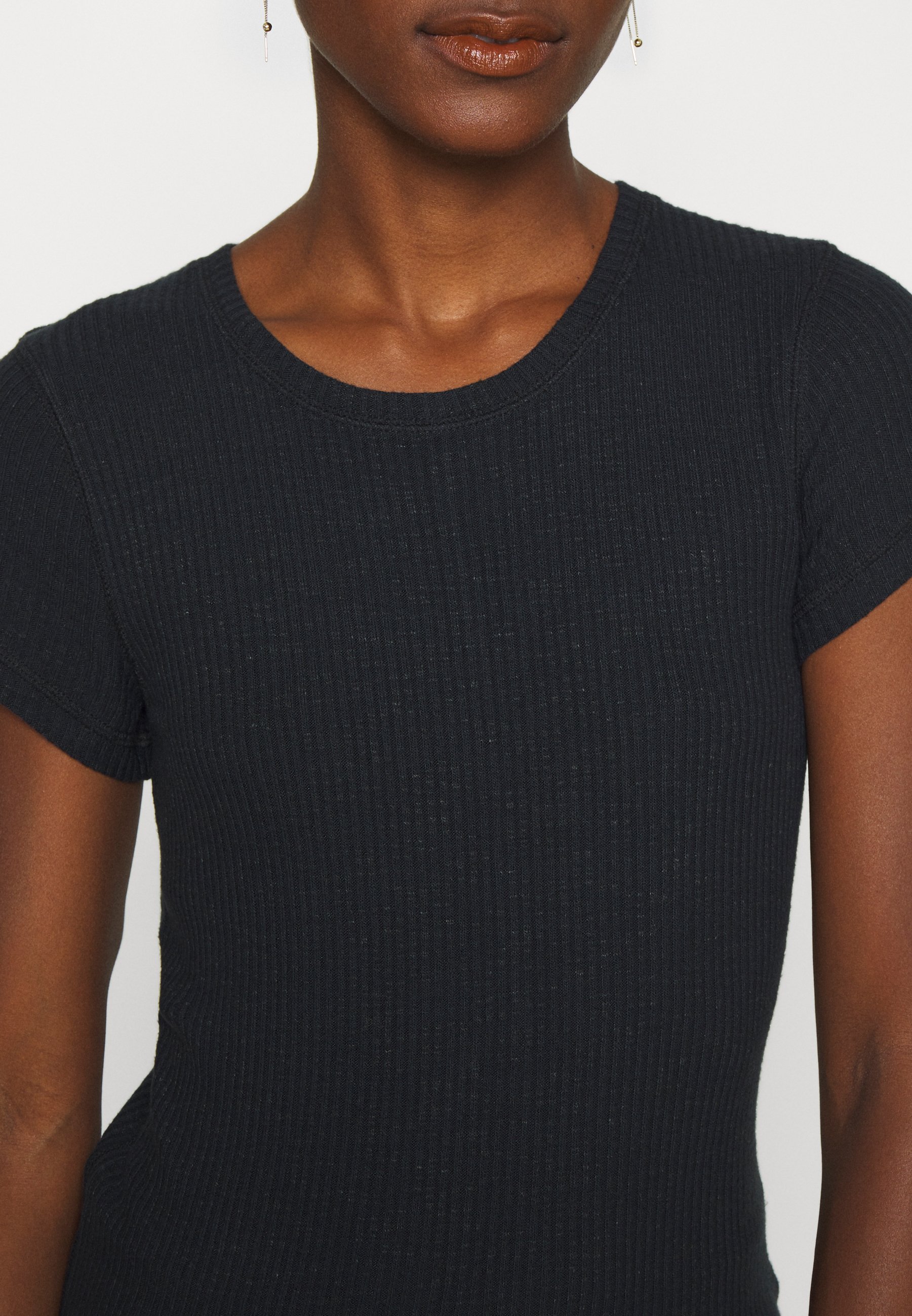 Abercrombie & Fitch SLIM TEE T shirts black Zalando.no Abercrombie & Fitch SLIM TEE - T-shirts - black