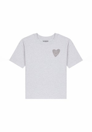 Camiseta de manga corta gris claro con un pequeño diseño de corazón texturizado en el pecho izquierdo y un escote redondo.