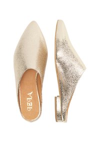 Metallic guld mules med en tekstureret finish, spids tå og åben bag. Lille blokhæl med en glat, lysfarvet sål.