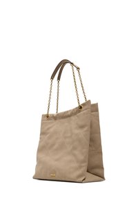 Beżowa torebka typu tote pikowana z złotymi łańcuchowymi uchwytami. Posiada gładką teksturę, kanciasty design i subtelne diamentowe przeszycia. Minimalistyczny detal logo.