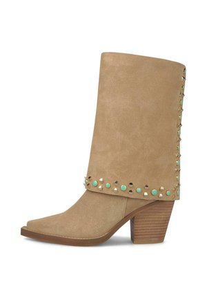Tan suède mid-kuitlaars met gestapelde blokhak, puntige neus en decoratieve turquoise en gouden studs rond de boord en achternaad.