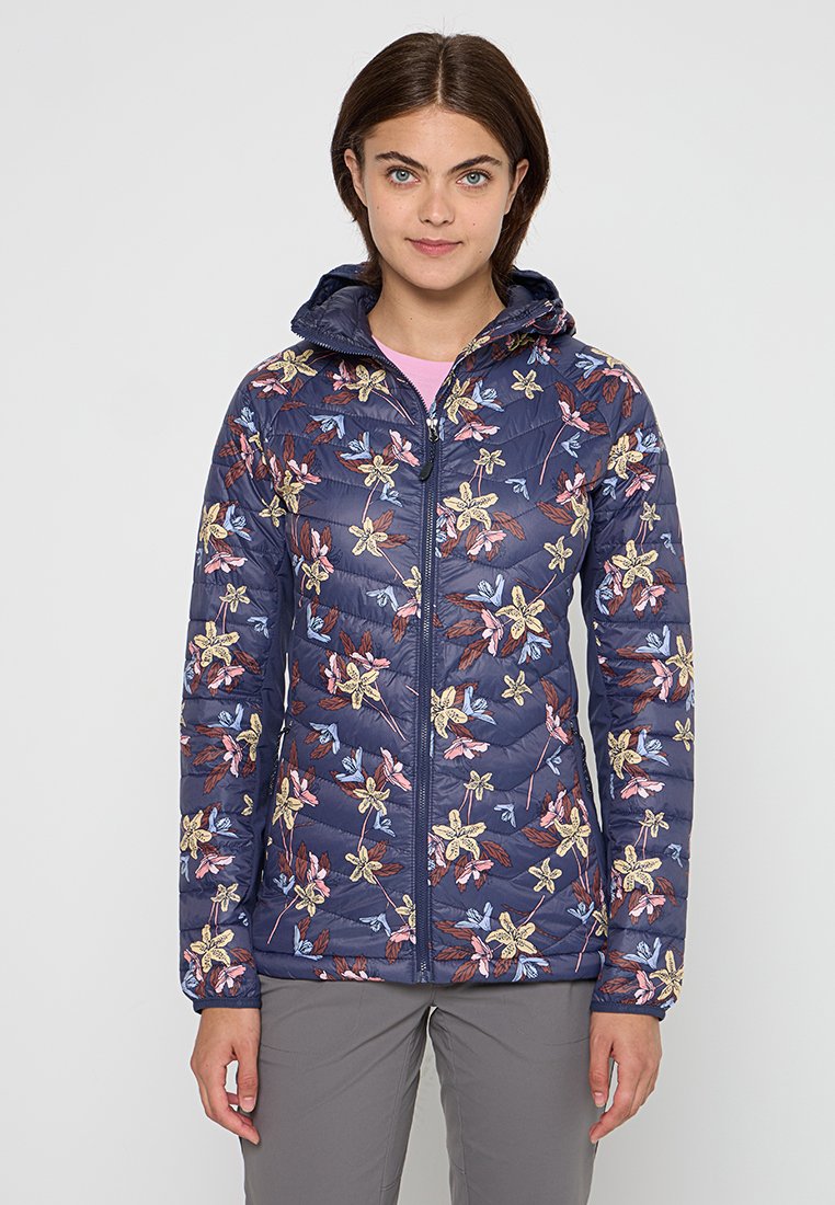 Chaqueta acolchada azul marino con bordado floral en amarillo, rosa y azul; con cremallera frontal, capucha y textura acolchada.