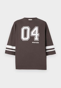 Dunkelbraunes Baumwoll-T-Shirt mit weißem "04"-Druck und Streifen an den Ärmeln. Runde Halsausschnittgestaltung, lockere Passform, und Label sichtbar am Hals.