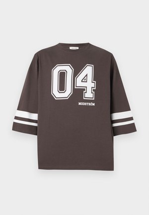 Dunkelbraunes Baumwoll-T-Shirt mit weißem "04"-Druck und Streifen an den Ärmeln. Runde Halsausschnittgestaltung, lockere Passform, und Label sichtbar am Hals.