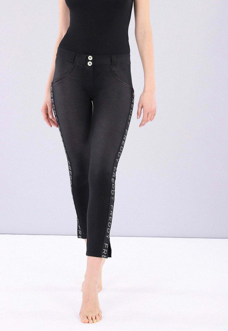Leggings neri a vestibilità slim, con vita alta, chiusura a due bottoni e dettagli con logo bianco sui lati. Materiale morbido e elasticizzato.