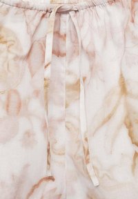Lichte stoffen shorts met een zachte bloemenprint in lichtroze en beige, met een elastische tailleband en een trekkoord voor aanpassing.
