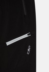 Pantalones negros de exterior con un bolsillo lateral con cremallera y un acento plateado, tela texturizada y logo CMP bordado.