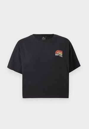 Must lühikeste varrukatega lühike T-särk, millel on vasakul rinnal väike oranži ja beeži retrostiilis Rip Curli logo.