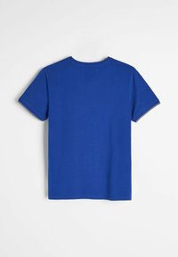 Krótki niebieski t-shirt z bawełny, z okrągłym dekoltem i krótkimi rękawami, z kontrastowymi czarnymi i białymi wykończeniami na końcach rękawów.