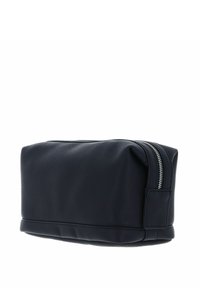 Trousse de toilette en cuir bleu marine avec finition texturée, forme rectangulaire, détail de fermeture éclair argentée et base renforcée pour la stabilité.