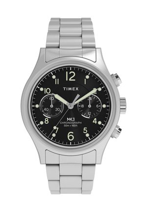 Montre chronographe Timex MK1 avec cadran noir, bracelet en métal argenté, aiguilles luminescentes, deux sous-cadrans et résistance à l'eau jusqu'à 50 m.