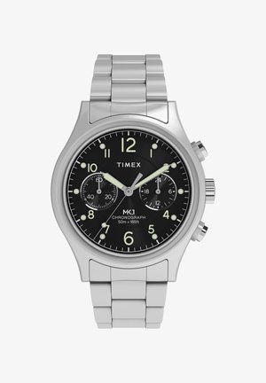 Montre chronographe Timex MK1 avec cadran noir, bracelet en métal argenté, aiguilles luminescentes, deux sous-cadrans et résistance à l'eau jusqu'à 50 m.